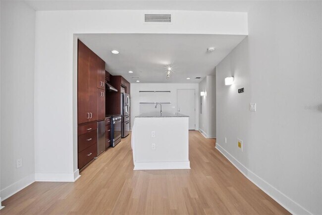 Building Photo - 1208 E Kennedy Blvd