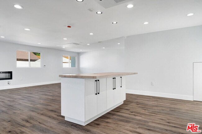 Building Photo - 11611 Burbank Blvd