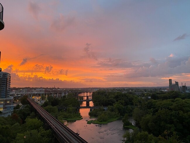 Building Photo - One Bedroom Condo Overlooking the James Ri...