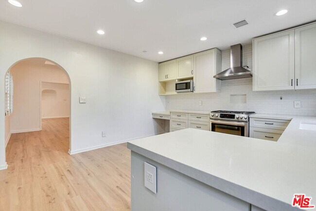 Building Photo - 344 S Swall Dr