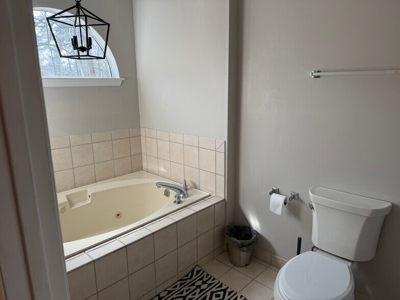 Building Photo - 105 Amick St