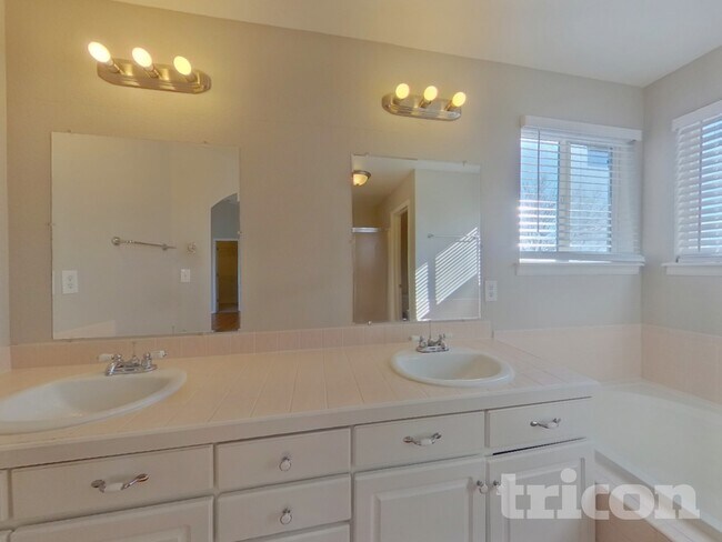 Building Photo - 5694 S Quemoy Ct