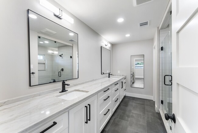 Building Photo - 2223 Hialeah Dr