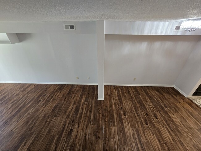 Building Photo - 117 Kingsbury Dr