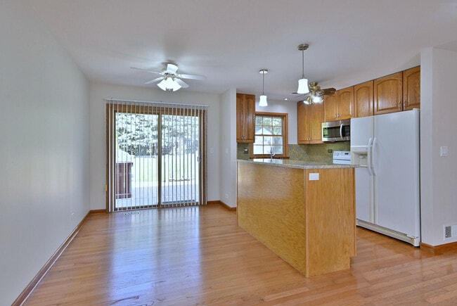 Building Photo - 714 N Lakeside Dr