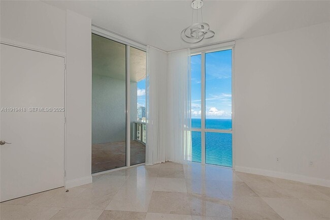 Building Photo - 16001 Collins Ave