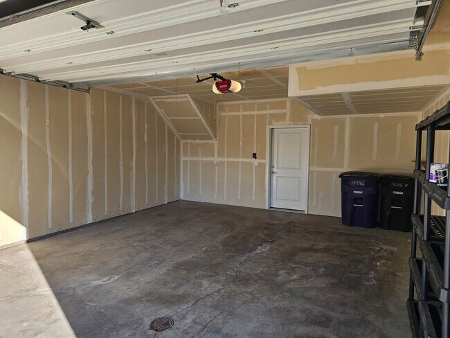 Building Photo - Contemporary townhome in Great Location