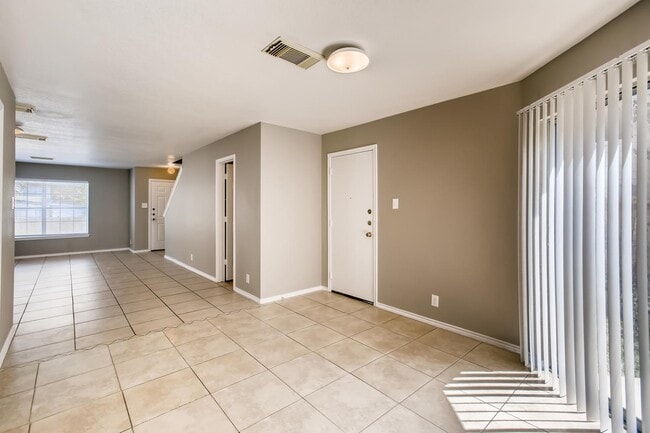 Building Photo - 4BR/2.5 Bath near the San Antonio Medical Center!!!
