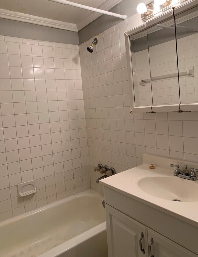 Building Photo - Spacious 3 Bedroom Home Near River City Marketplace