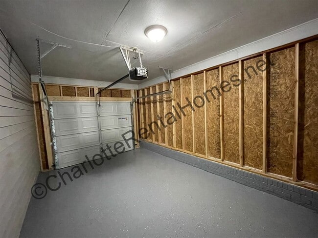 Building Photo - Nice home on quiet street