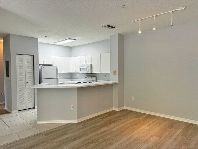 Building Photo - Updated 2BR/1BA Florida Club Condo! Available Soon!