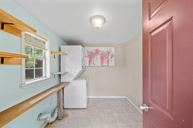 Building Photo - 6031 Moonmist Dr
