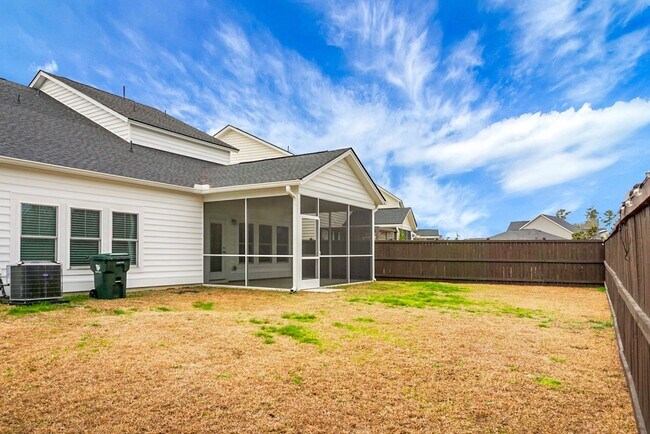 Building Photo - 5 Bedroom, 3.5 Bath, Beautiful Summerville Home, Master on Main