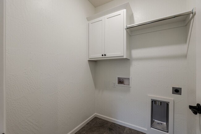 Building Photo - Stunning Newer Duplex with Private Backyard in Edmond!