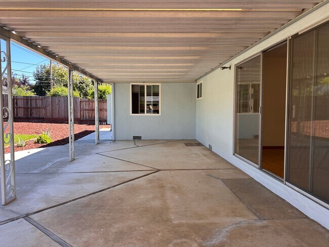 Building Photo - Updated 3/2 SFR w/ AC, BIG yard, move in r...