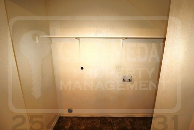 Building Photo - 4202 Deek Dr