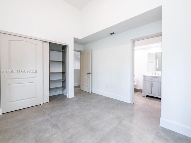 Building Photo - 20729 NE 32nd Ave