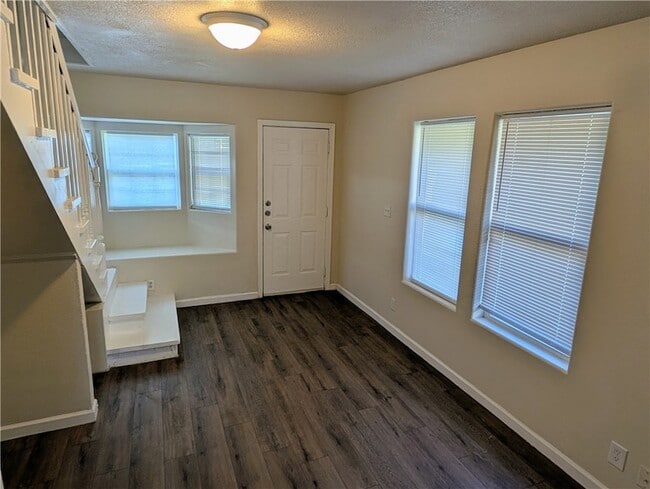 Building Photo - 637 Jester St