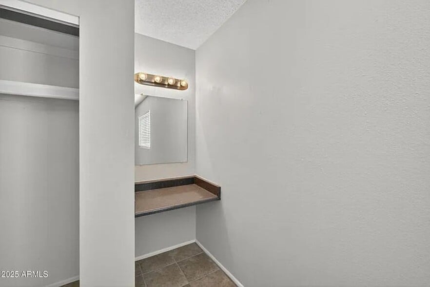 Building Photo - 860 E Brown Rd