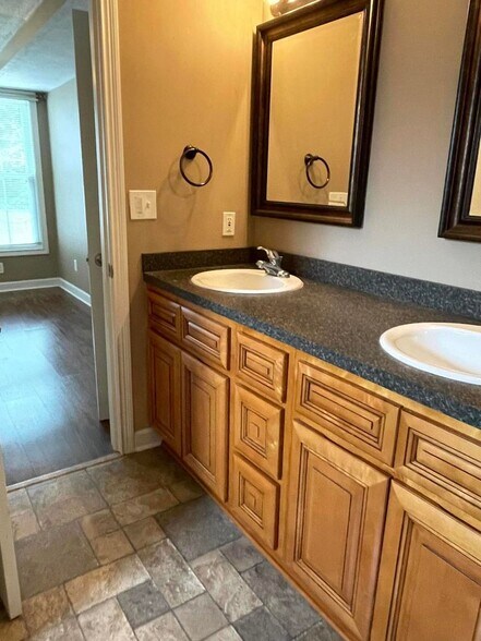 Master Bath 1 - 3309 Godfrey St