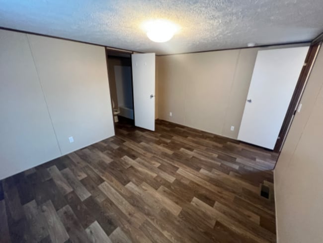 Building Photo - 100 Harvest Ln