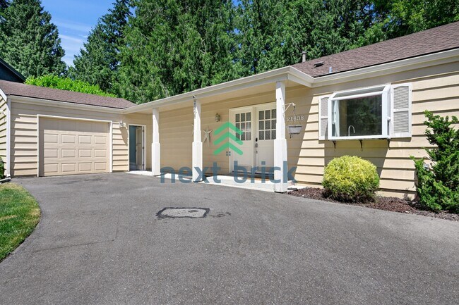 Building Photo - Expansive 4-Bedroom Sammamish Residence w/ Private Guest Suite & Included internet and landscaping.