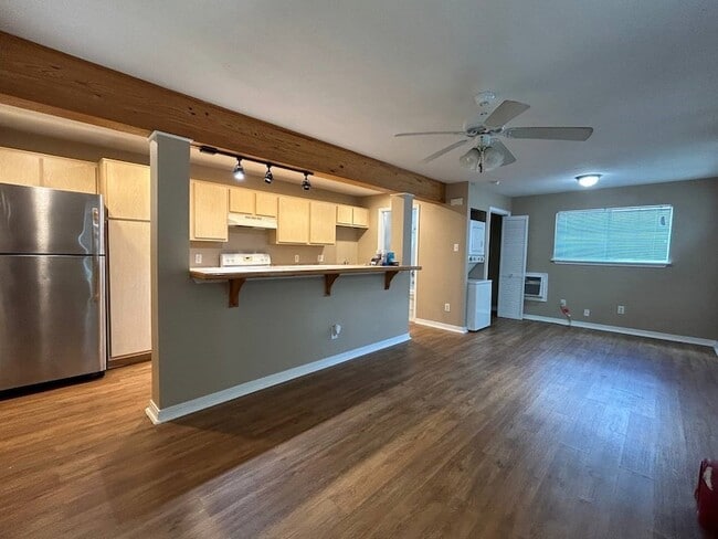 Building Photo - 831 W 25th St