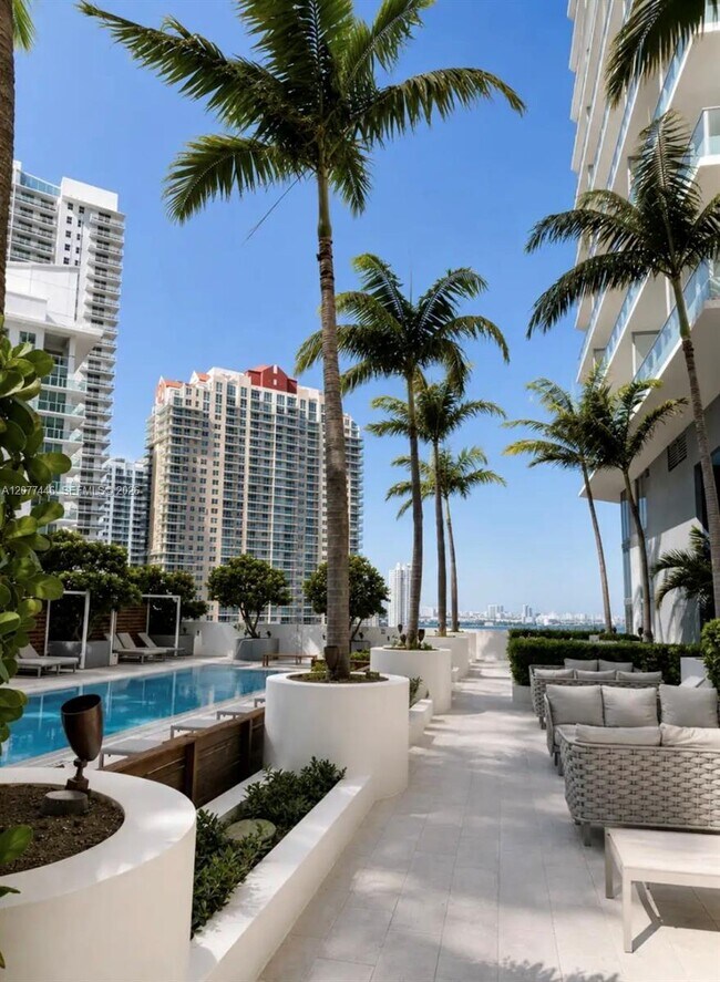 Building Photo - 1300 Brickell Bay Dr