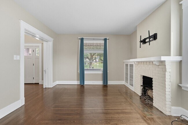 Building Photo - 6 Bed/3 Bath Remodeled Hyde Park Home w/Ce...