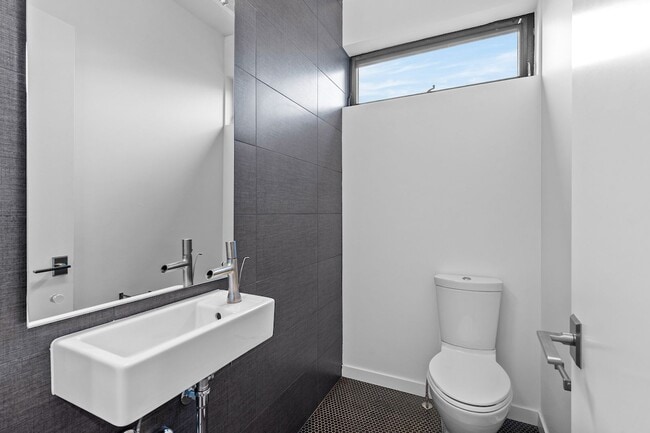 Building Photo - 203 S Marion St Pkwy