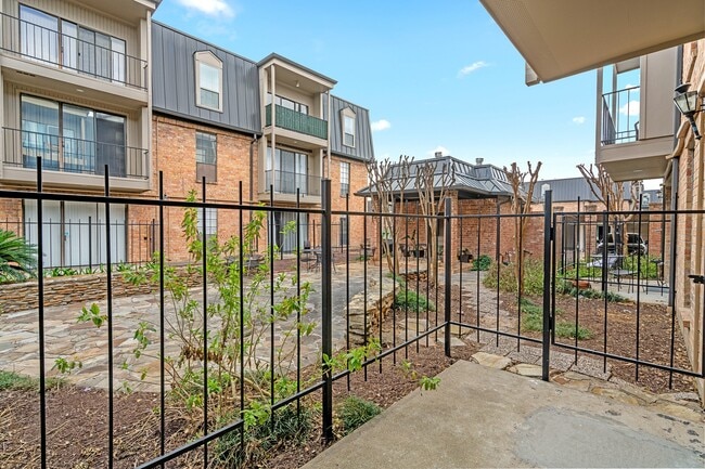 Building Photo - 2475 Underwood St