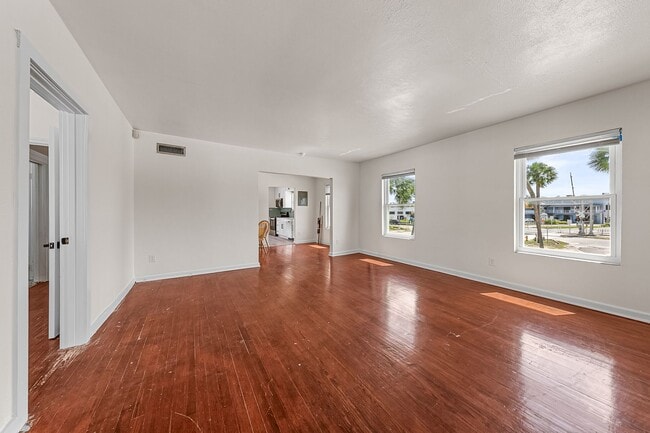 Building Photo - 1008 E Strawbridge Ave