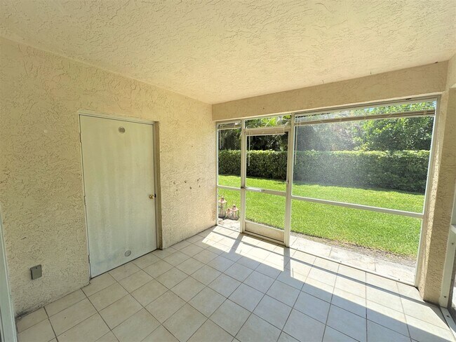 Building Photo - ** VILLAGES AT EMERALD LAKES ** 2 BED / 2 ...