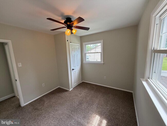 Building Photo - 417 Greenview Dr