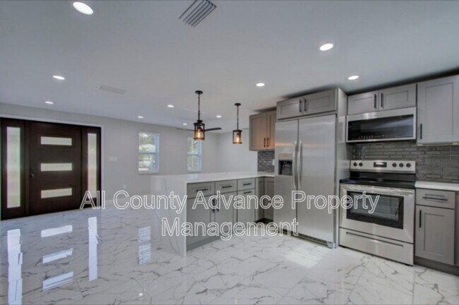 Building Photo - 425 Orangewood Dr