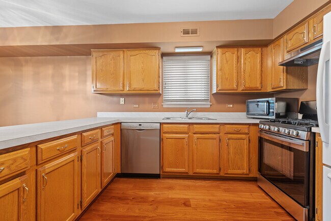 Building Photo - 135 Hampton Ave