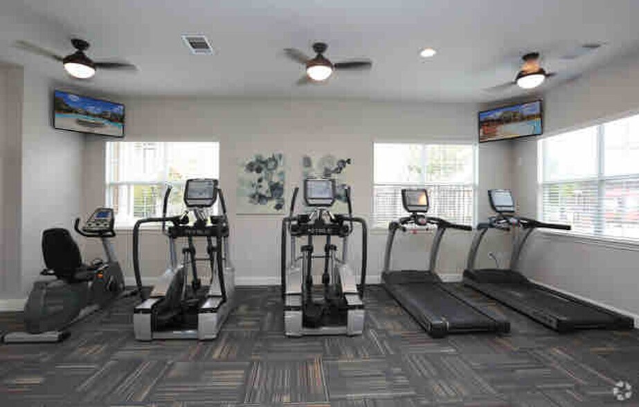 Building Photo - 2530 University Ave