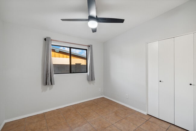 Building Photo - 1612 E Gaylon Dr