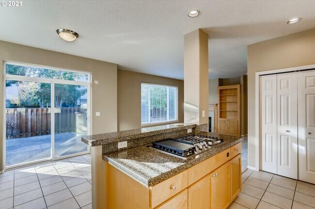 Building Photo - 5683 NE Daventry St