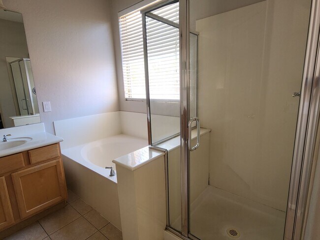 Building Photo - Immaculate Golf Community Home