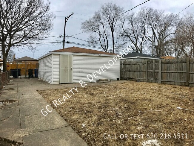 Building Photo - ***UPDATED 5 BDRM - 2 FULL BTH / DETACHED ...