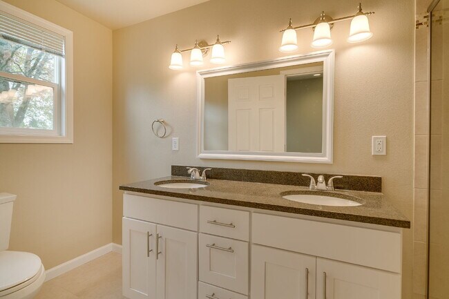Building Photo - Kirkland Rambler with Central A/C!