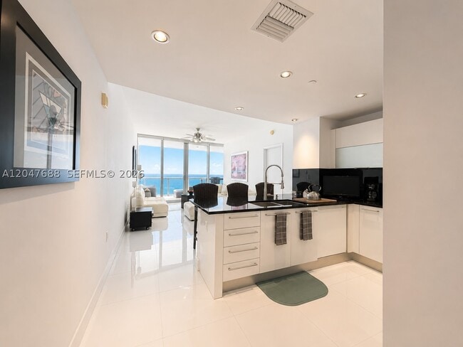 Building Photo - 17121 Collins Ave