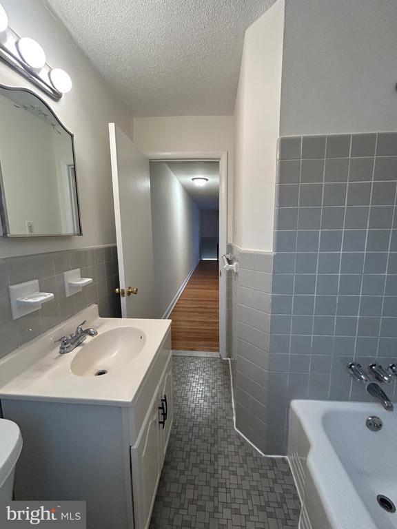 Building Photo - 3 E Park Rd