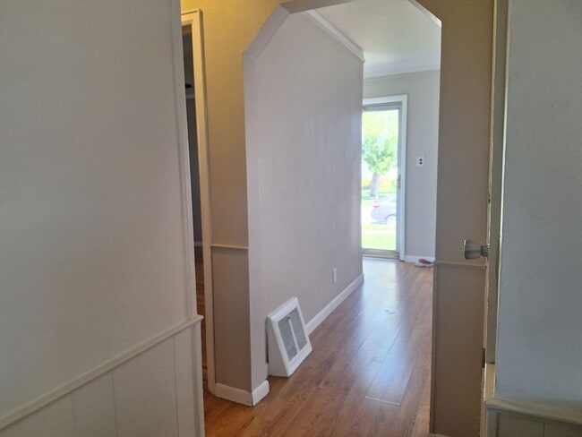 Building Photo - Charming 3 bedroom bungalow freshly updated