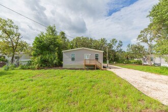 Building Photo - 3/2 Brooksville Available Now !