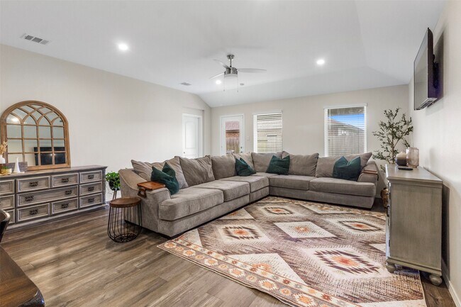 Building Photo - 1008 Llano Trl