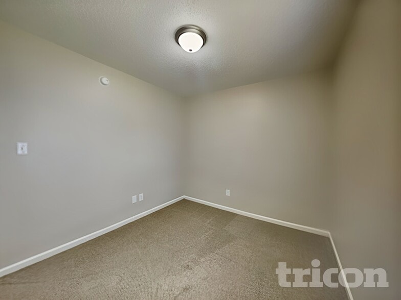 Building Photo - 1829 Mission Oaks St