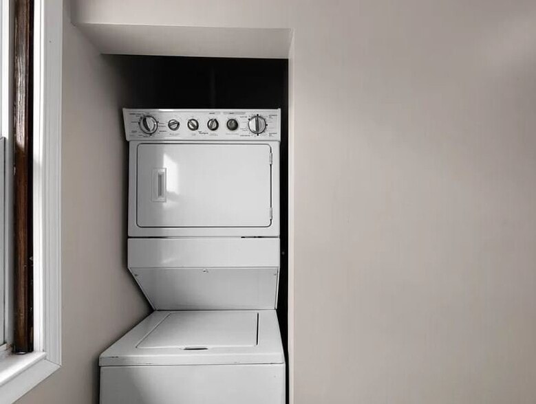 Building Photo - 1236 Maple Ave