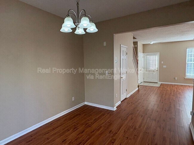 Building Photo - 504 Canyon Lake Cir